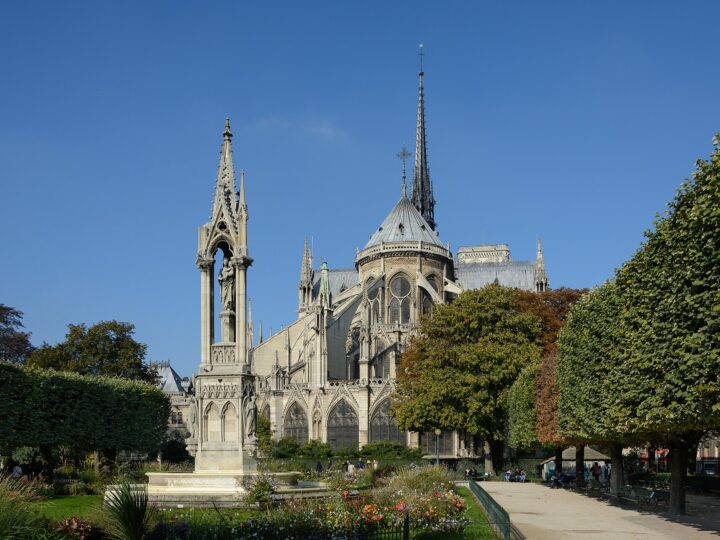 Catedrala Notre-Dame din Paris și felul în care a devenit simbolul unui oraș și al unei națiuni