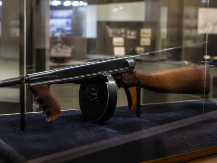 Cum a devenit pistol-mitralieră Thompson arma unei epoci