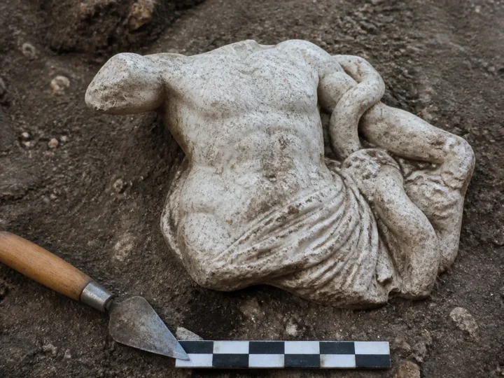 Fragment de statuie cu zeul Aesculapius, descoperit la Alba Iulia