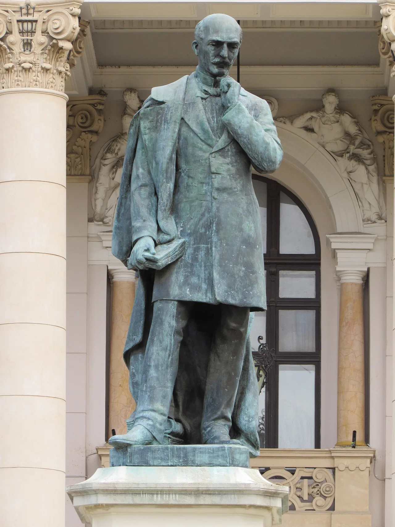 Statuia lui Vasile Alecsandri din Iasi5