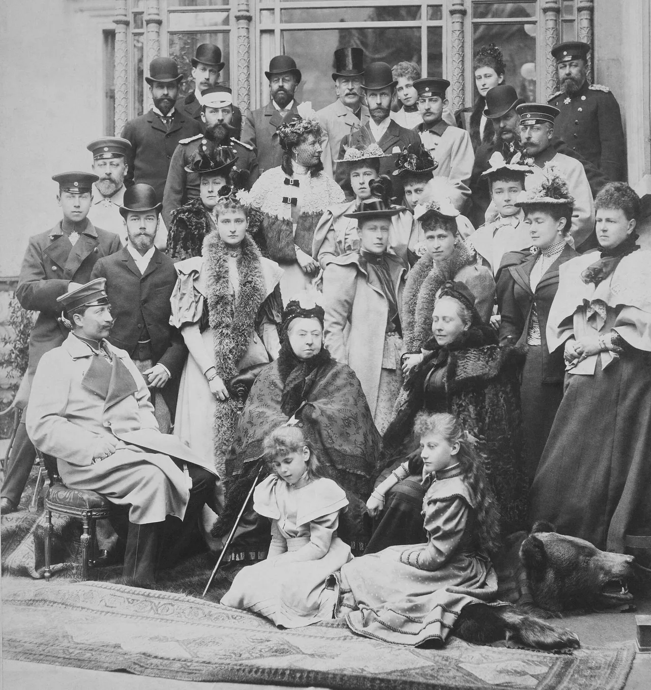 Queen Victoria surrounded by her family Coburg, 1894 (1 of 2)