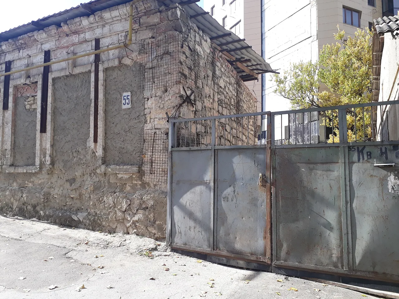 Fondul construit al străzii Petru Rareș. Zidul nordic al casei de pe str. Petru Rareș 55